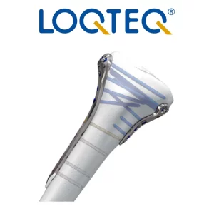 Placa para Tibia Proximal 3.5 LOQTEQ® en primer plano con herramientas quirúrgicas al fondo.