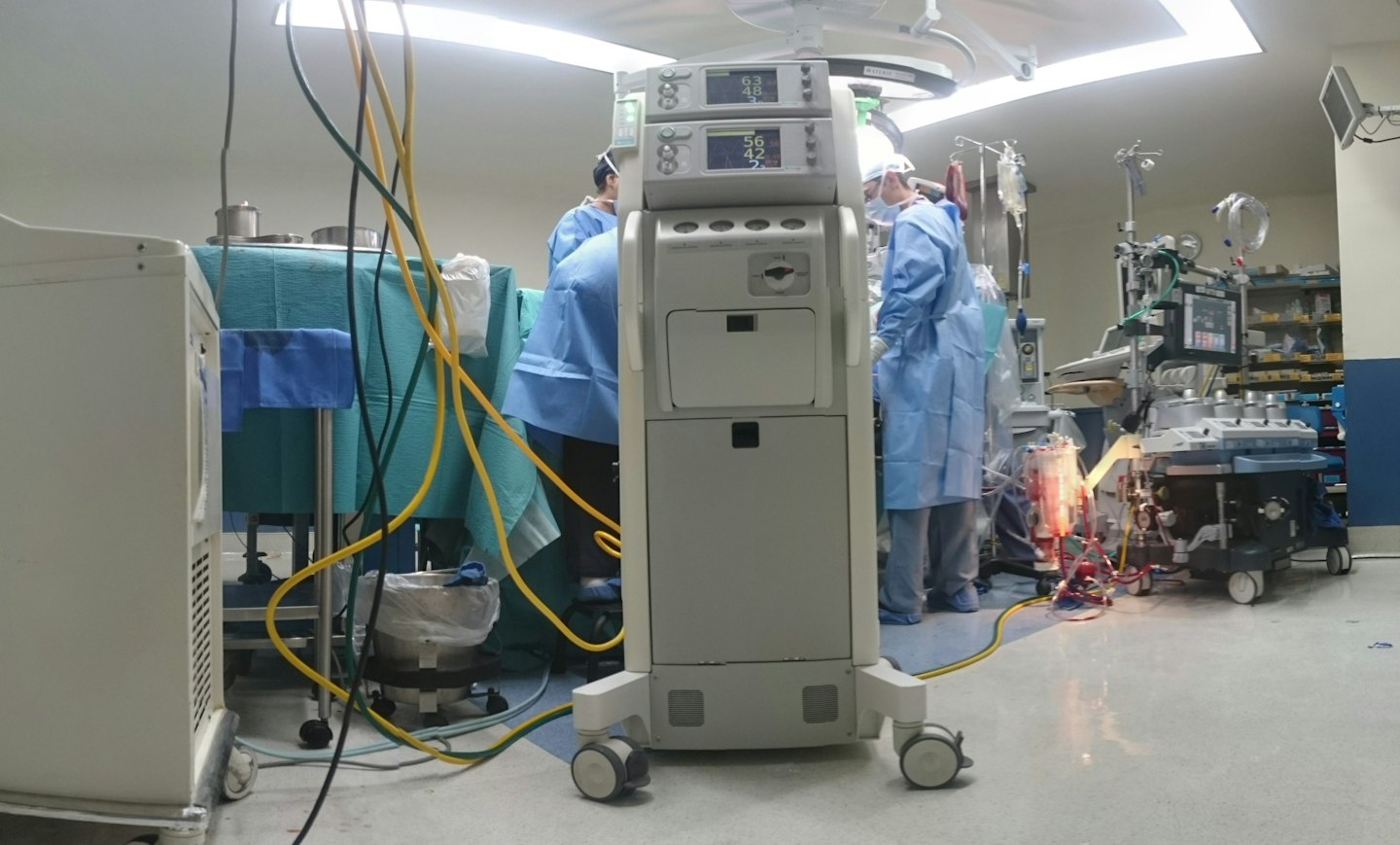 Profesionales de la salud trabajando en un quirófano concurrido.