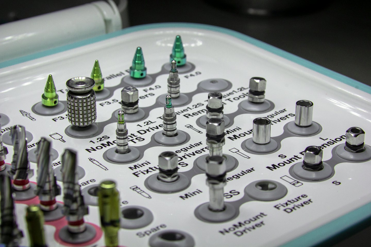 Herramientas de implantes dentales ordenadas en una bandeja estéril.