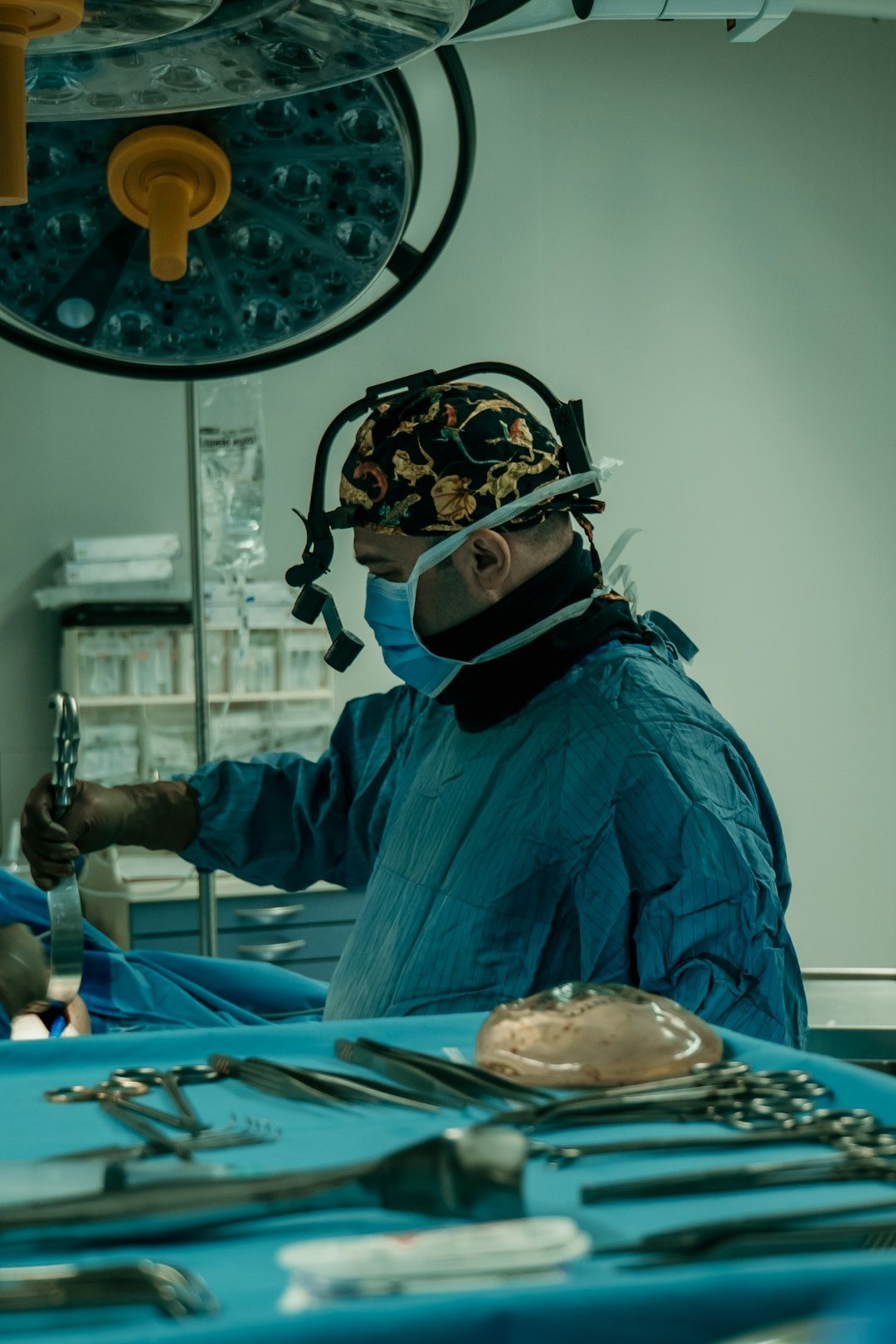 Médico y paciente sonriendo en una habitación de hospital.